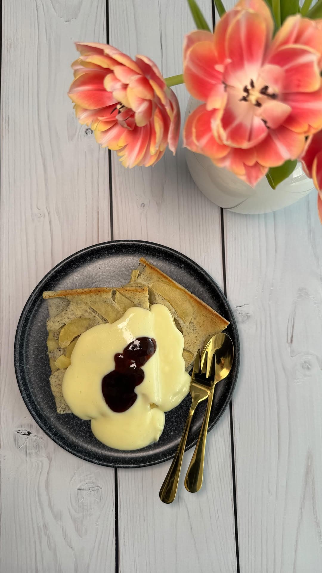Apfel-Mohn-Pfannkuchen aus dem Ofen mit Vanillesoße