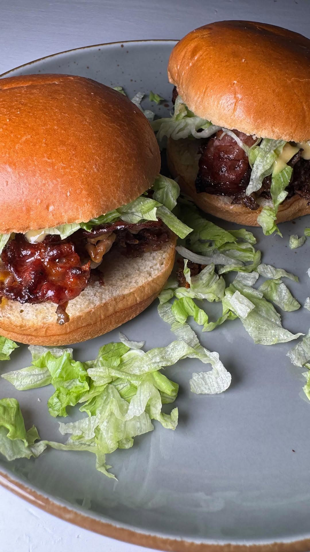 Cheddar-Smashed-Burger mit Honig-Trüffel-Senf-Soße