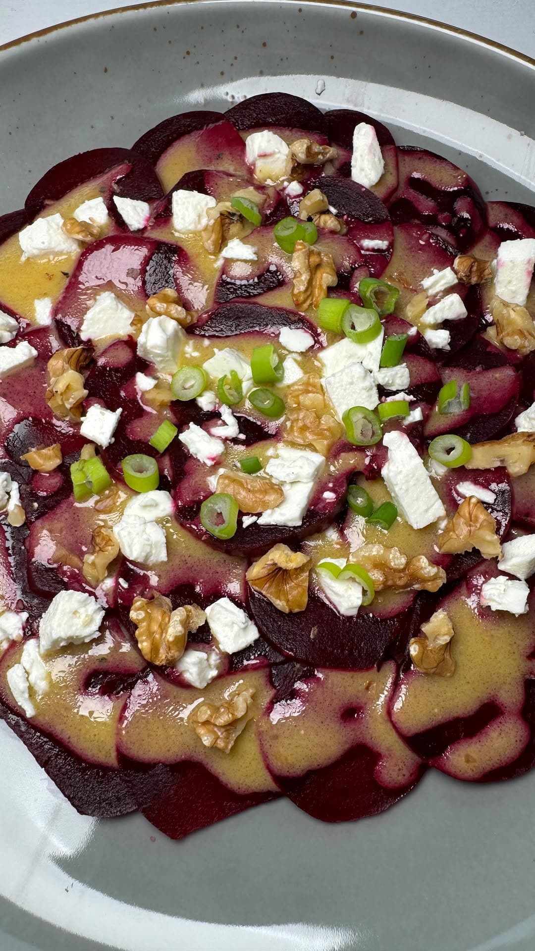 Rote-Bete-Carpaccio mit Honig-Senf-Dressing, Feta und Walnüssen