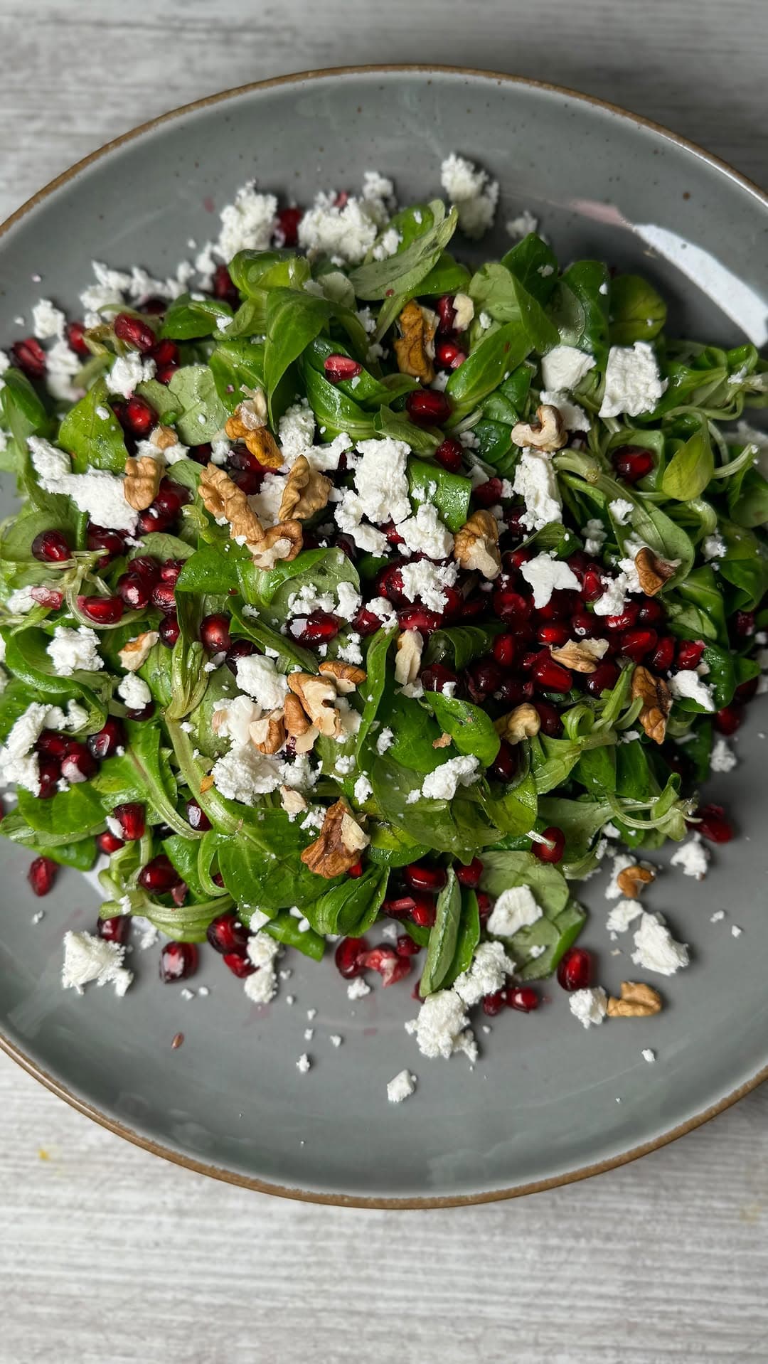 Winterlicher Feldsalat mit Granatapfel und Feta