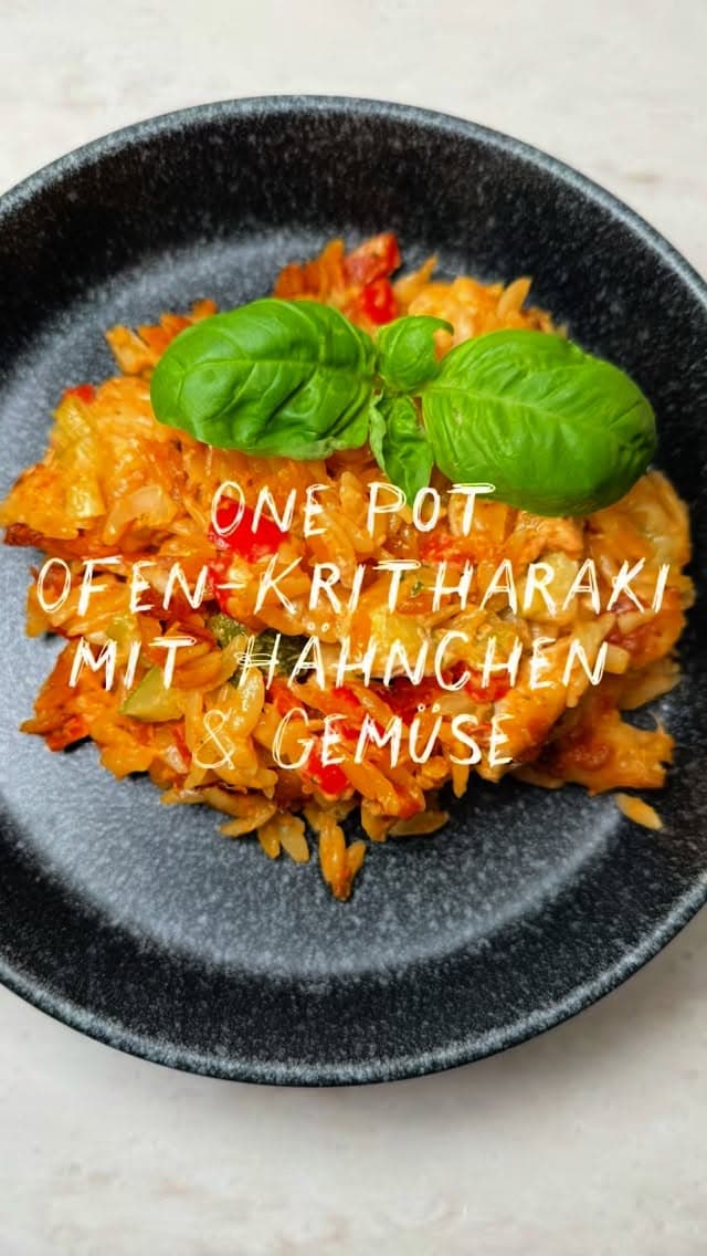 One Pot Ofen-Kritharaki mit Hähnchen & Gemüse