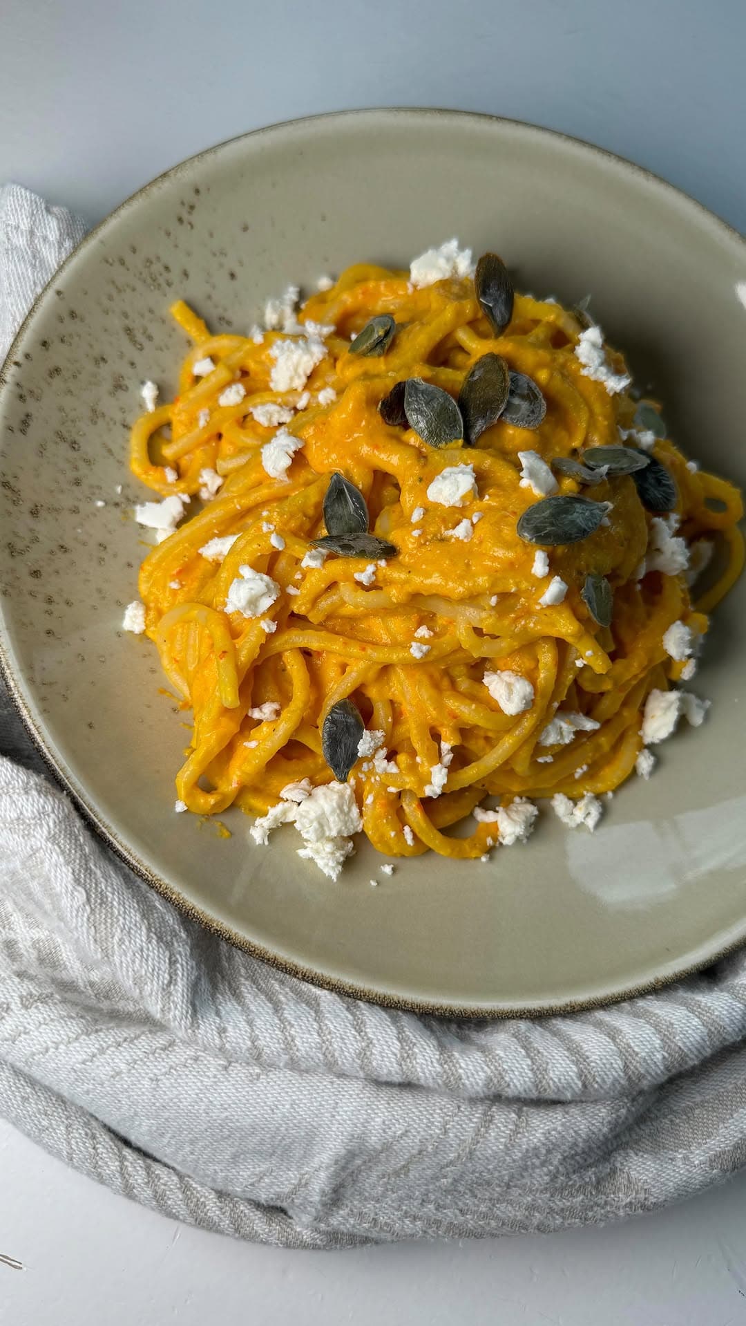 Cremige Kürbis-Feta-Pasta aus dem Ofen