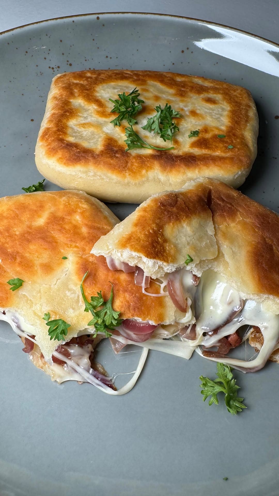 Pfannenbrot mit karamellisierten Zwiebeln und Gouda