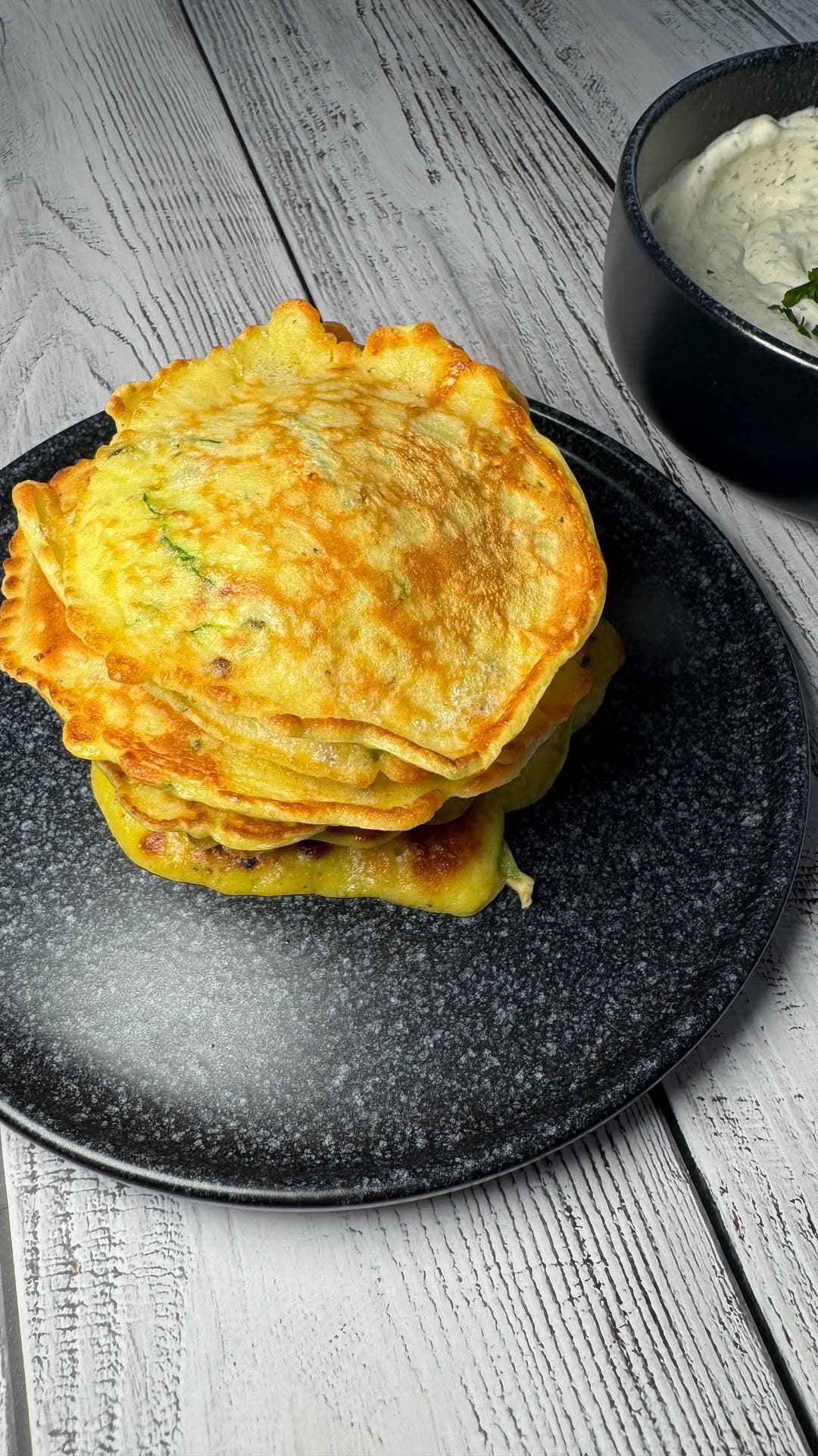 Zucchini-Feta-Pancakes mit Kräuterdip