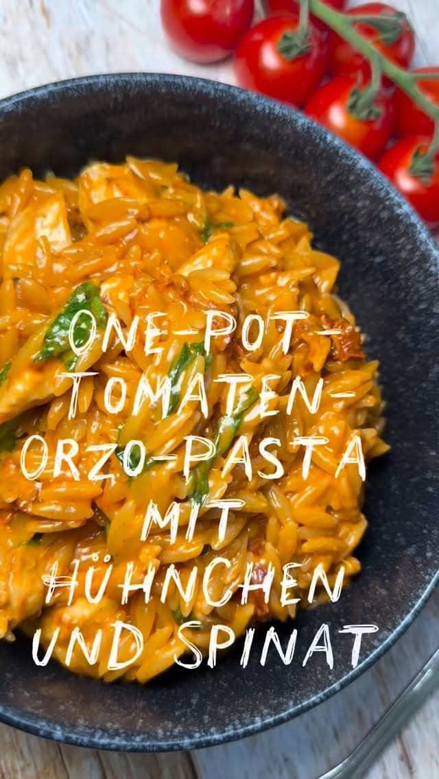 One-Pot-Tomaten-Orzo-Pasta mit Hühnchen und Spinat