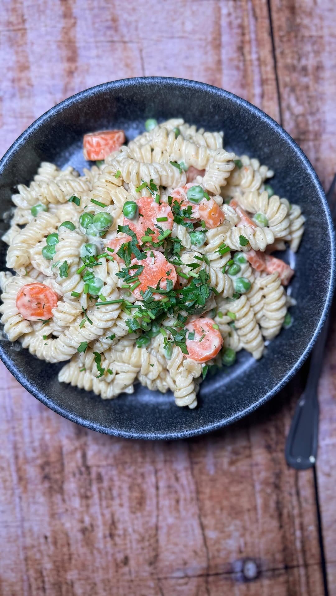 Cremige One-Pot-Nudelpfanne mit Möhren und Erbsen