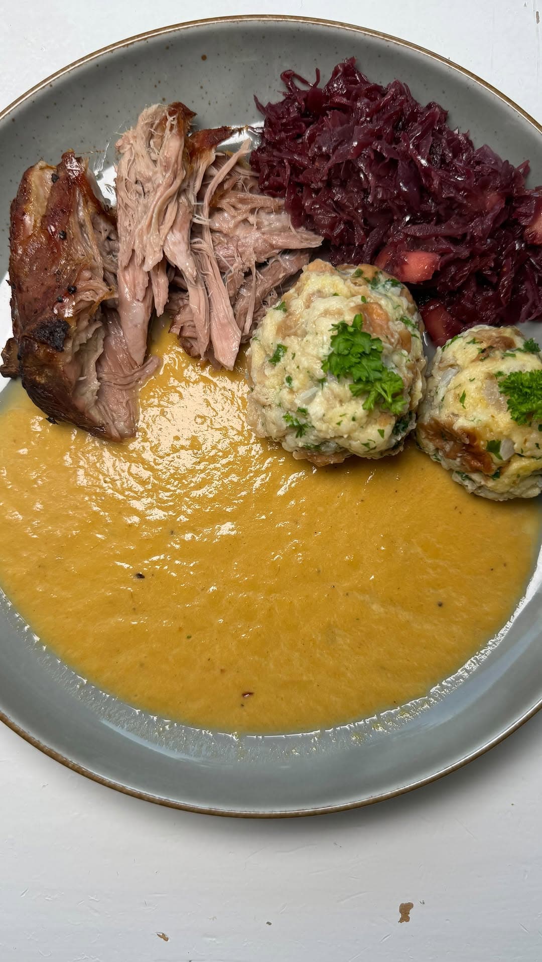 Zarter Schweinebraten mit Gemüsesauce