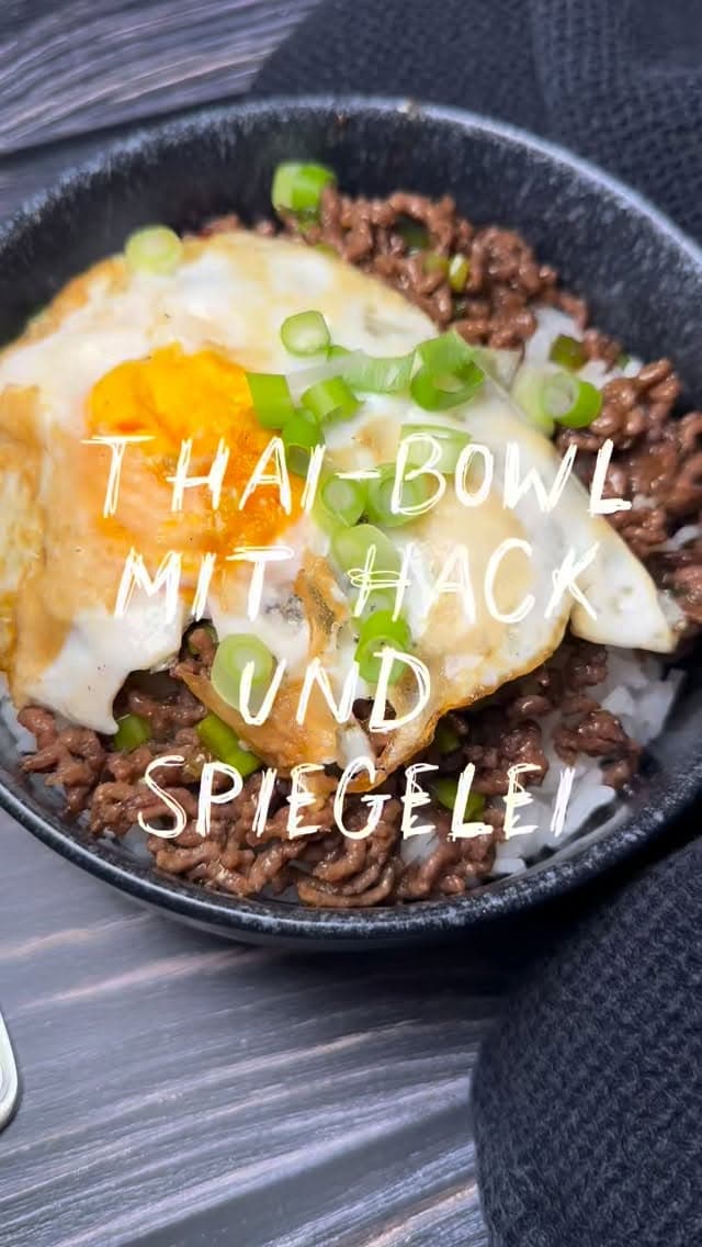 Thai-Bowl mit Hack und Spiegelei
