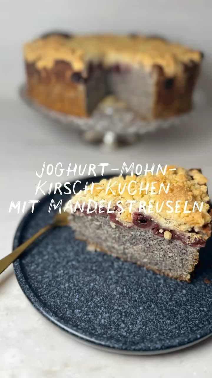 Joghurt-Mohn-Kirsch-Kuchen mit Mandelstreuseln
