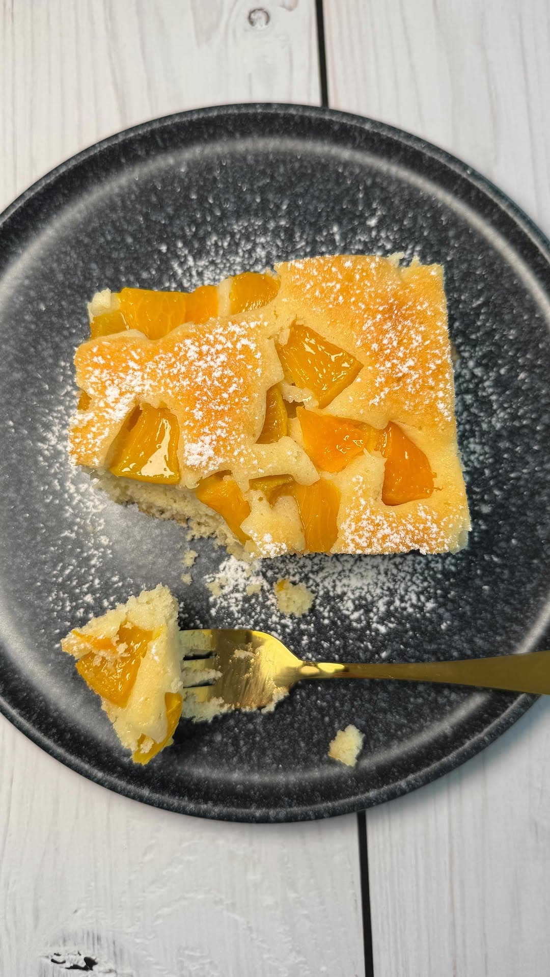 Saftiger Buttermilchkuchen mit Pfirsichen