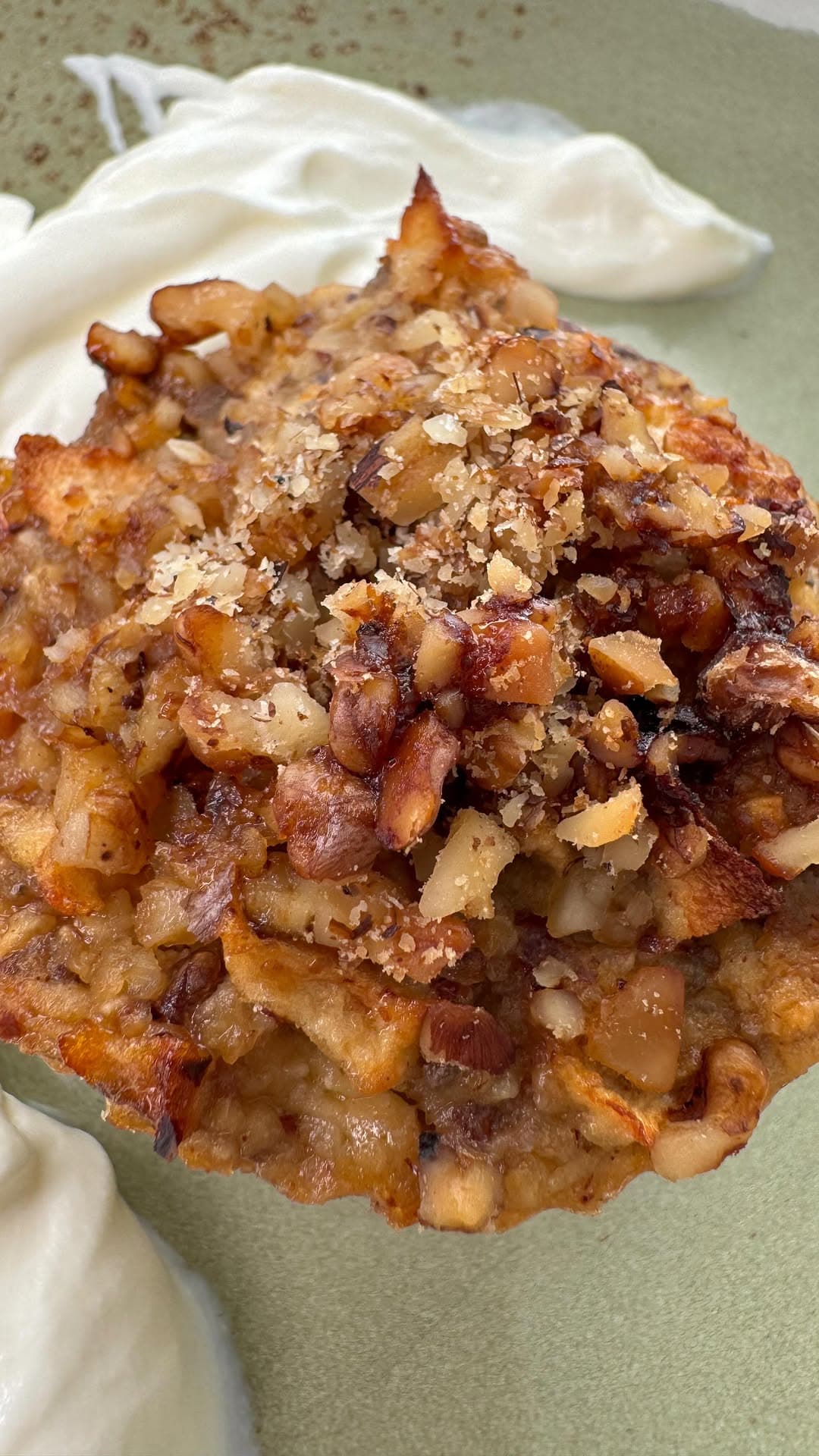 Baked Oats Muffins mit Apfel-Walnuss-Honig-Topping