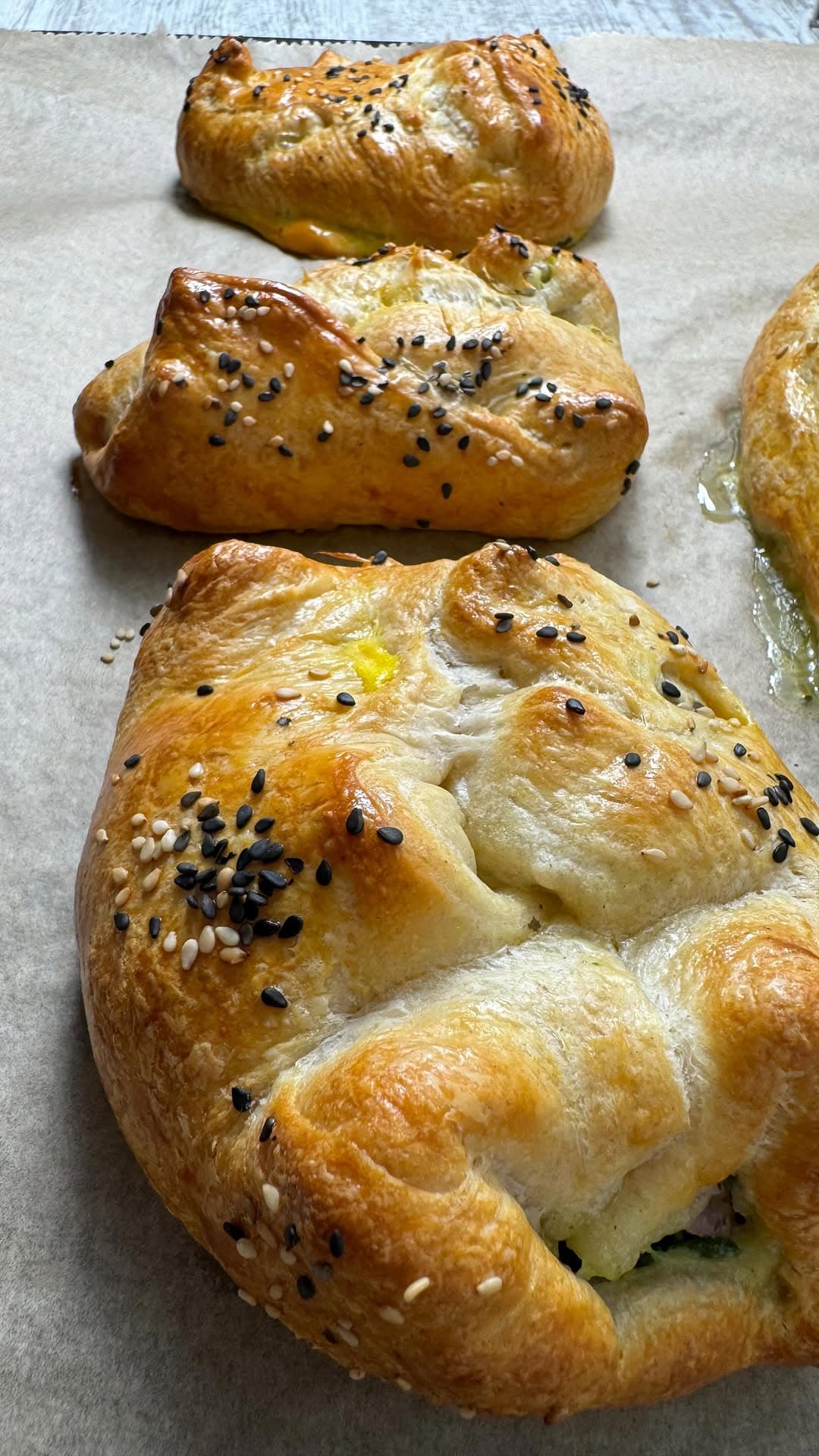 Herzhafte Croissant-Taschen mit Spinat und Feta
