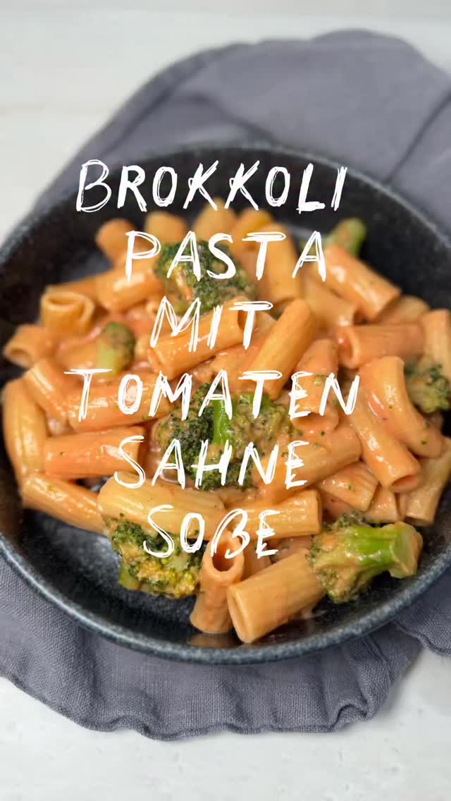 Brokkoli-Pasta mit Tomaten-Sahne-Sauce