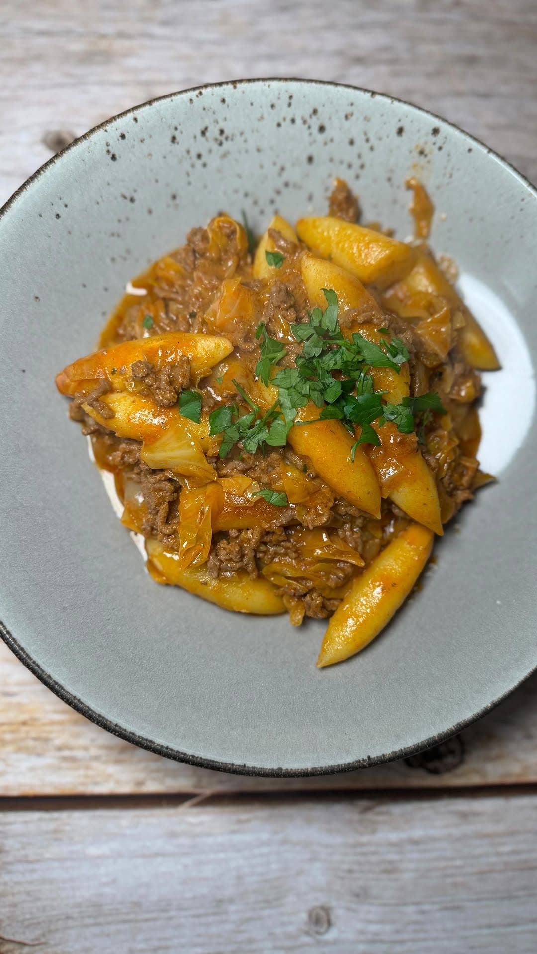 Spitzkohl-Hackfleischpfanne mit Schupfnudeln