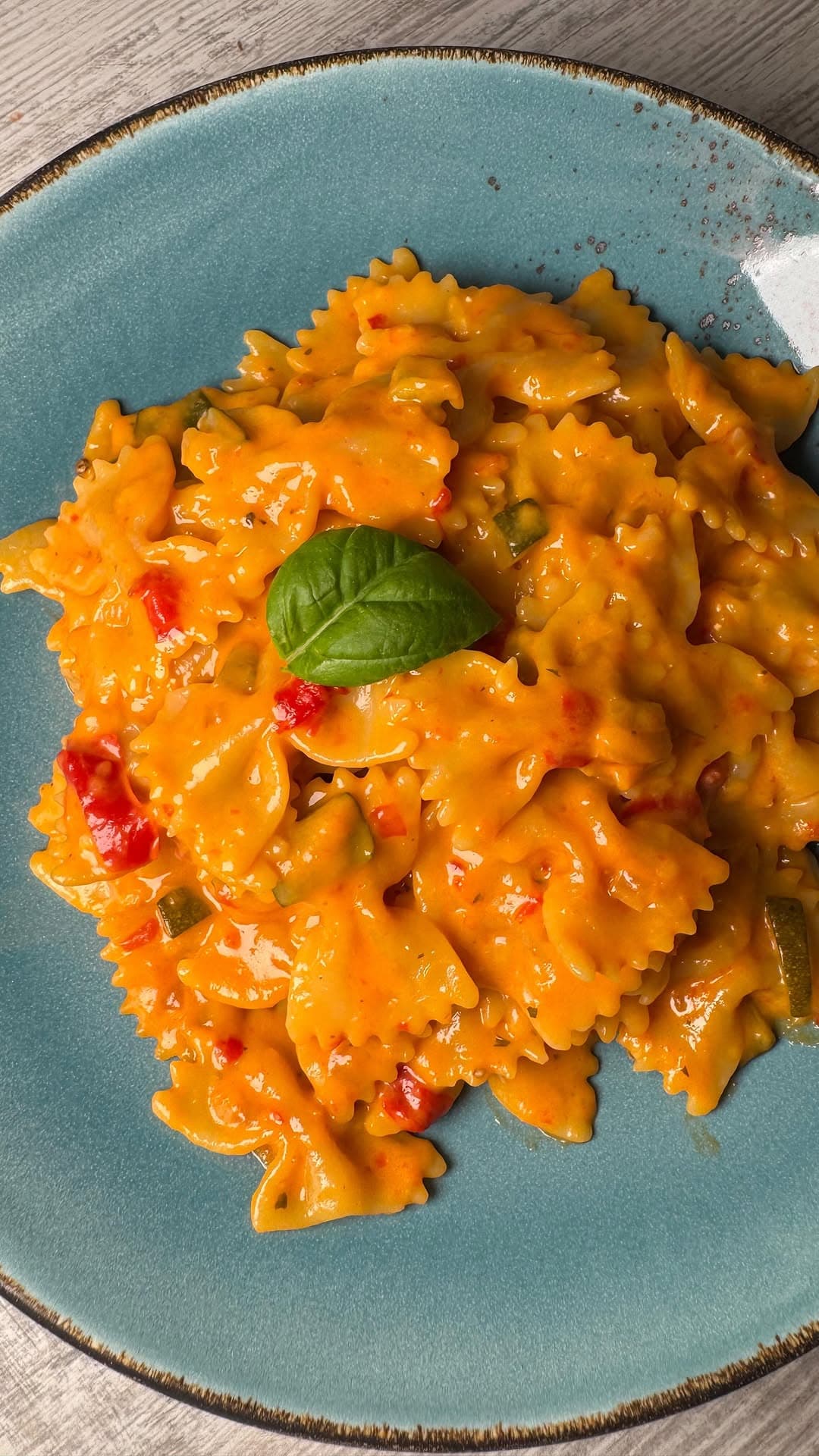 Cremige One-Pot-Pasta mit Zucchini und Paprika