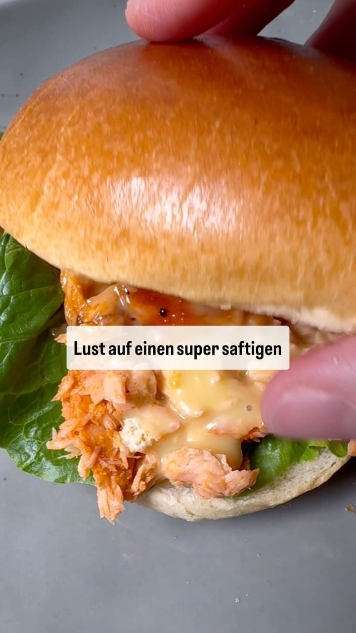 Pulled-Lachs-Burger mit Honig-Senf-Sauce