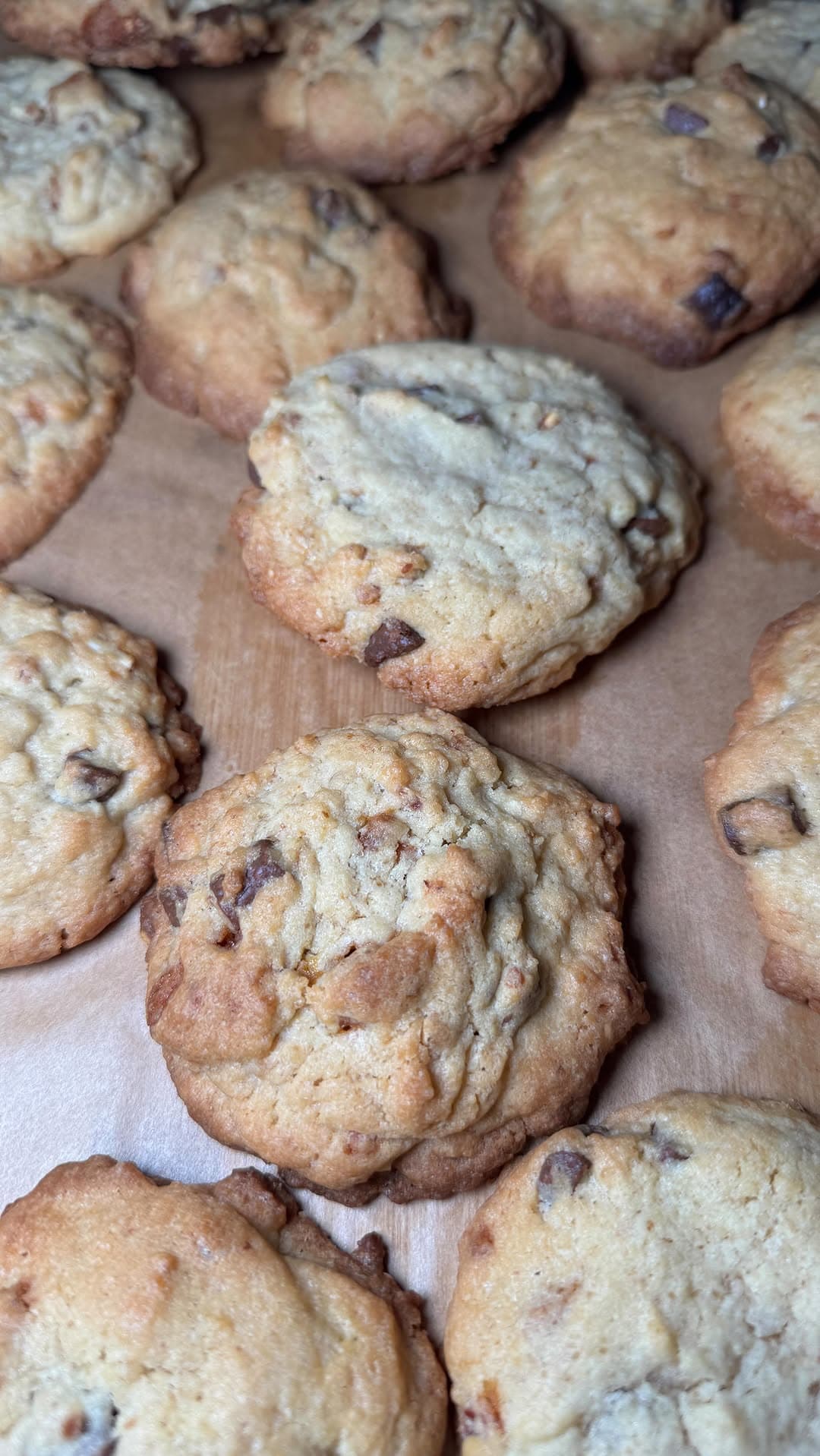 Gebrannte-Mandel-Cookies mit Vollmilchschokolade