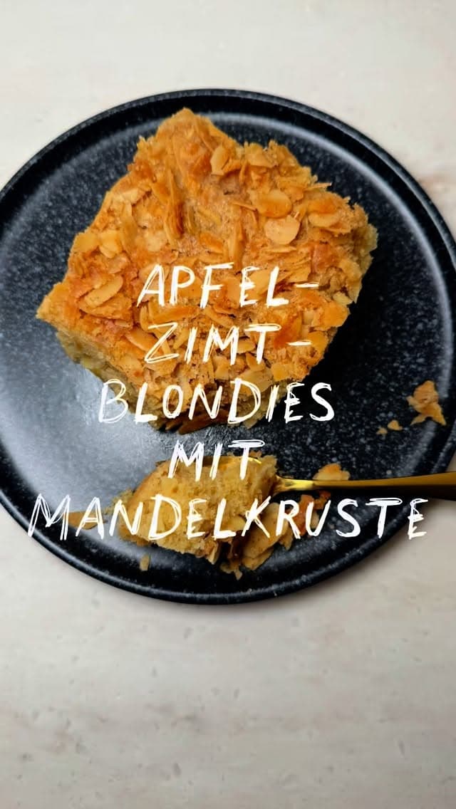 Apfel-Zimt-Blondies mit Mandelkruste