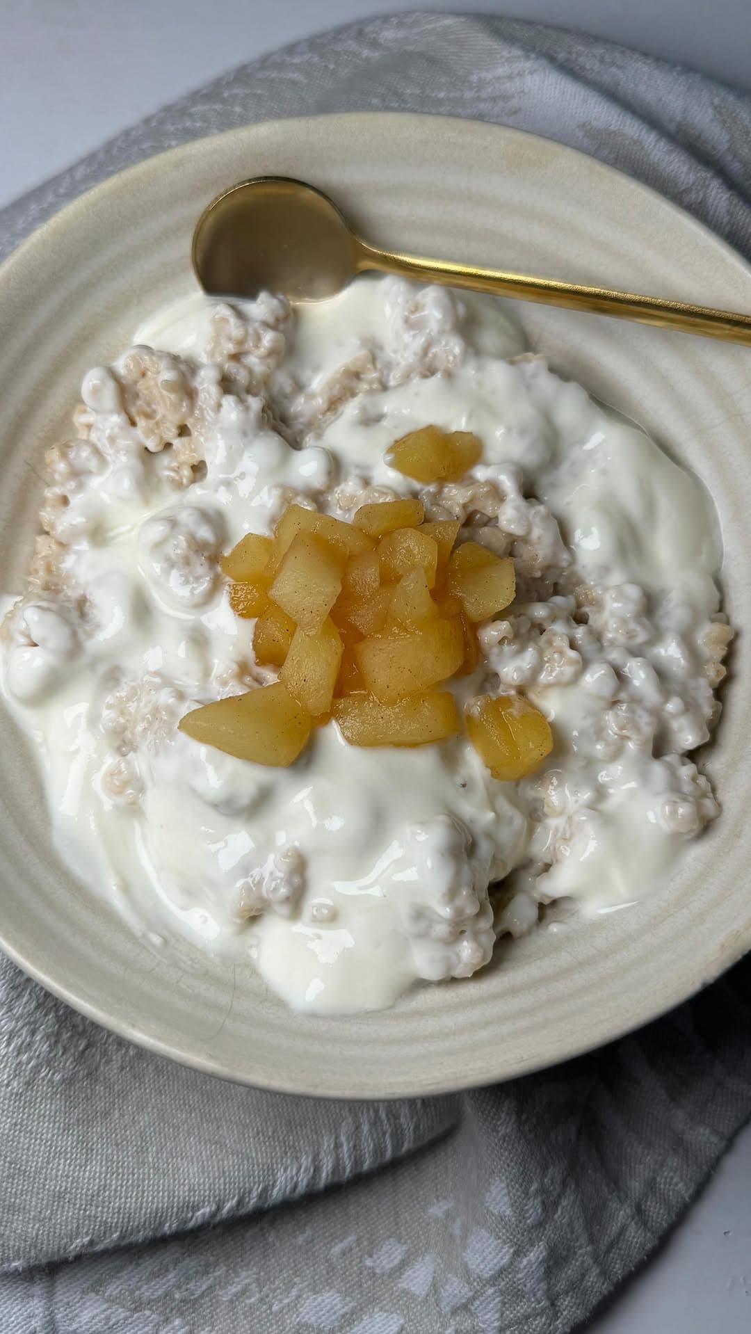 Spekulatius-Porridge mit Joghurtfrosting und Bratapfelkompott