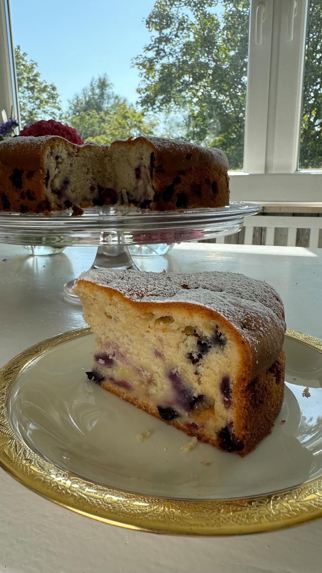 Weißer Schokoladen-Beerenkuchen