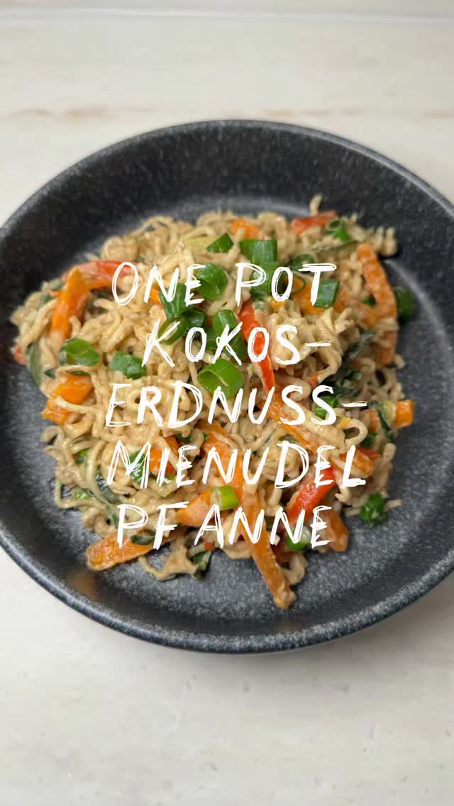 One Pot Kokos-Erdnuss-Mienudelpfanne