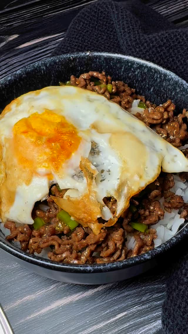 Thai-Bowl mit Hack und Spiegelei