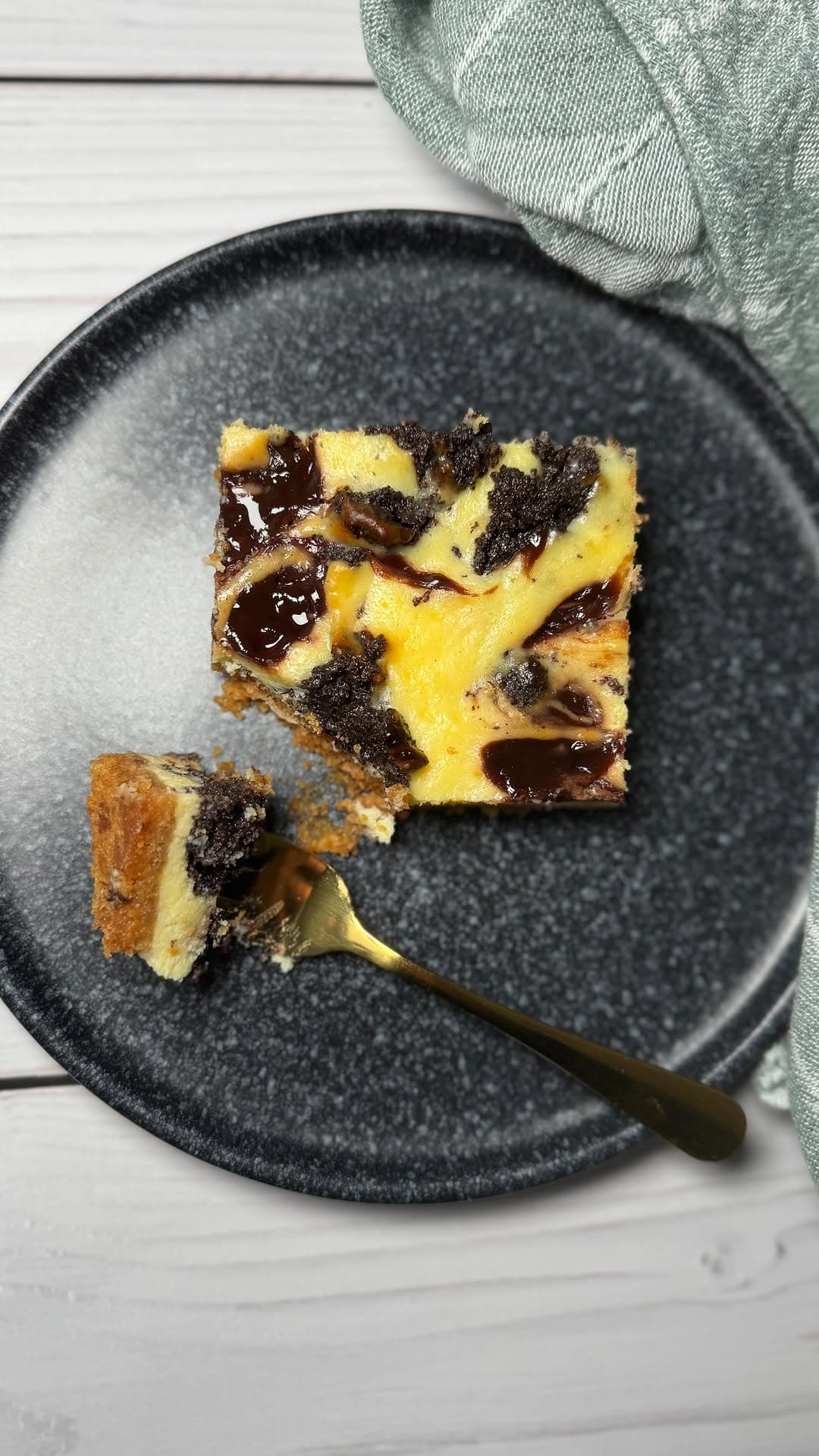 Germknödel-Cheesecake mit Pflaumenmus und Mohn