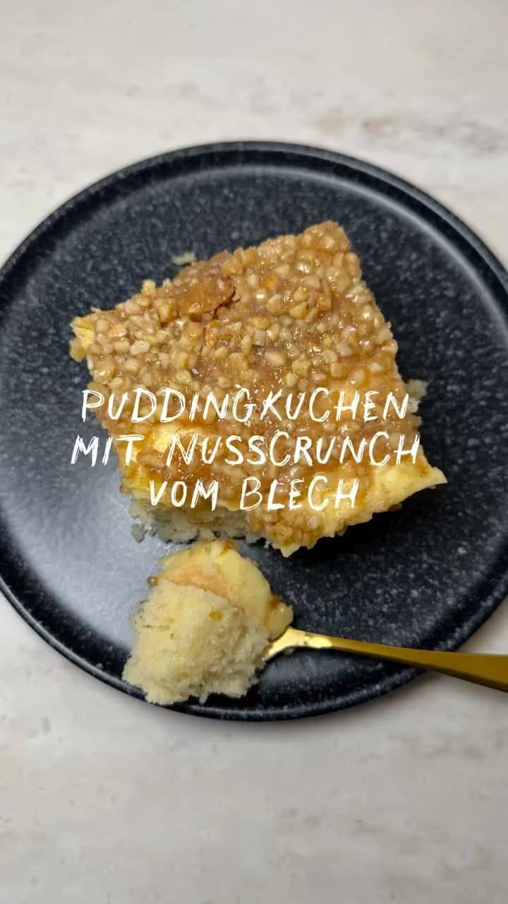 Puddingkuchen mit Nusscrunch vom Blech