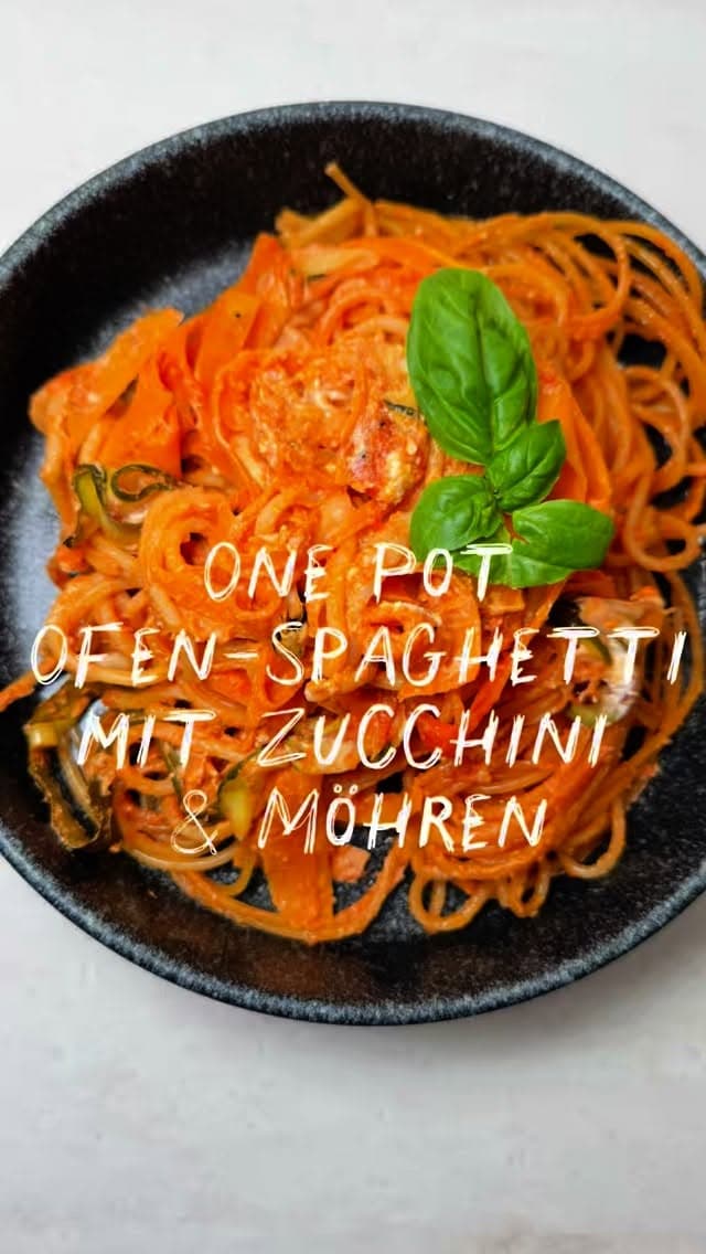 One Pot Ofen-Spaghetti mit Zucchini & Möhren