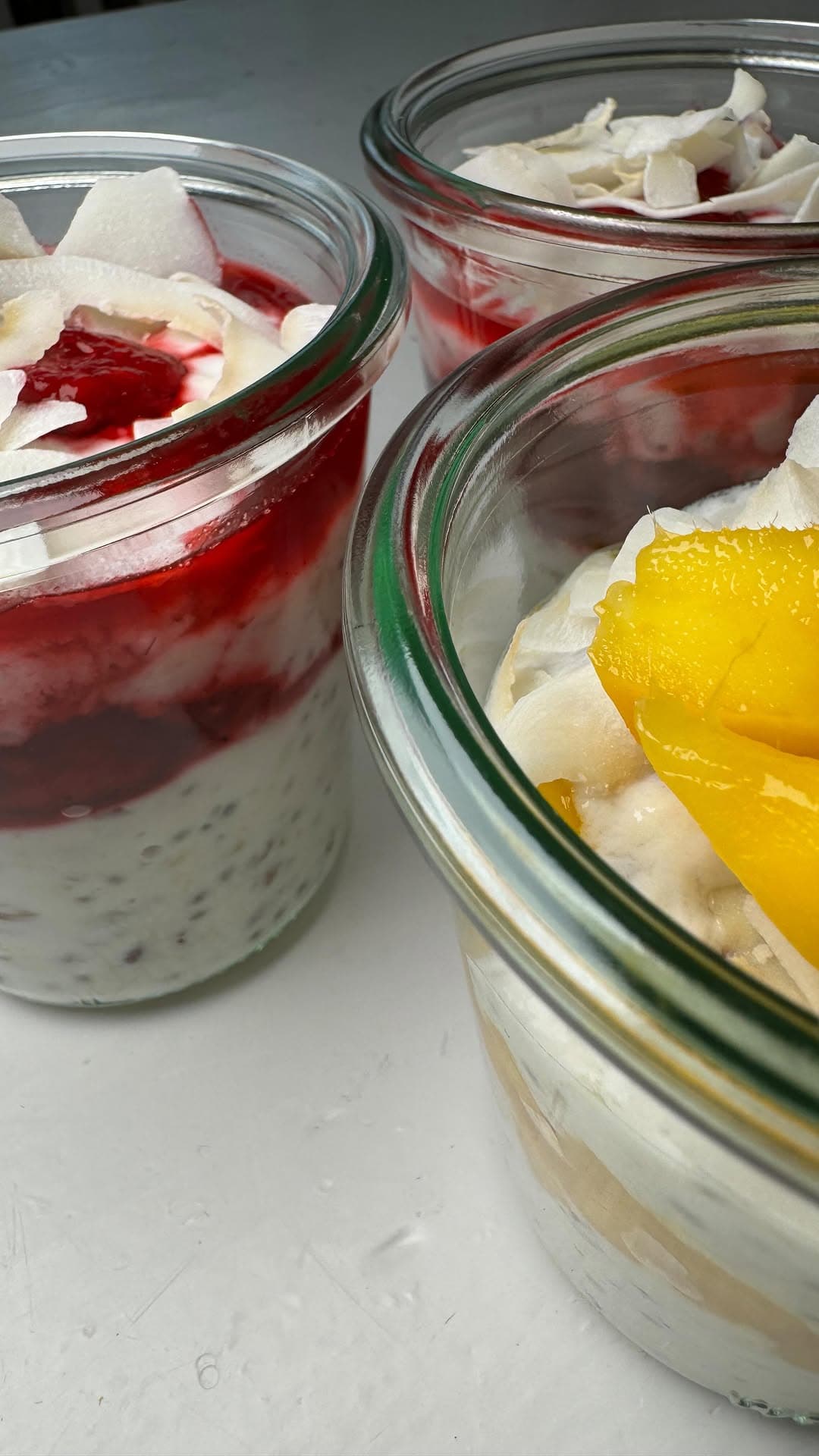 Kokosjoghurt Overnight Oats mit Beeren & Mango