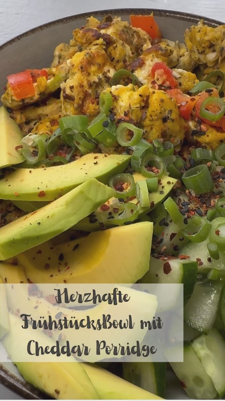 Herzhafte Frühstücksbowl mit Cheddar-Porridge