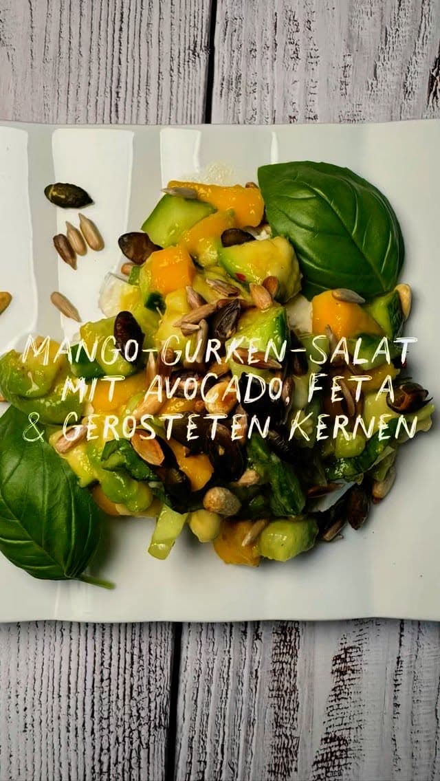 Mango-Gurken-Salat mit Avocado, Feta & gerösteten Kernen