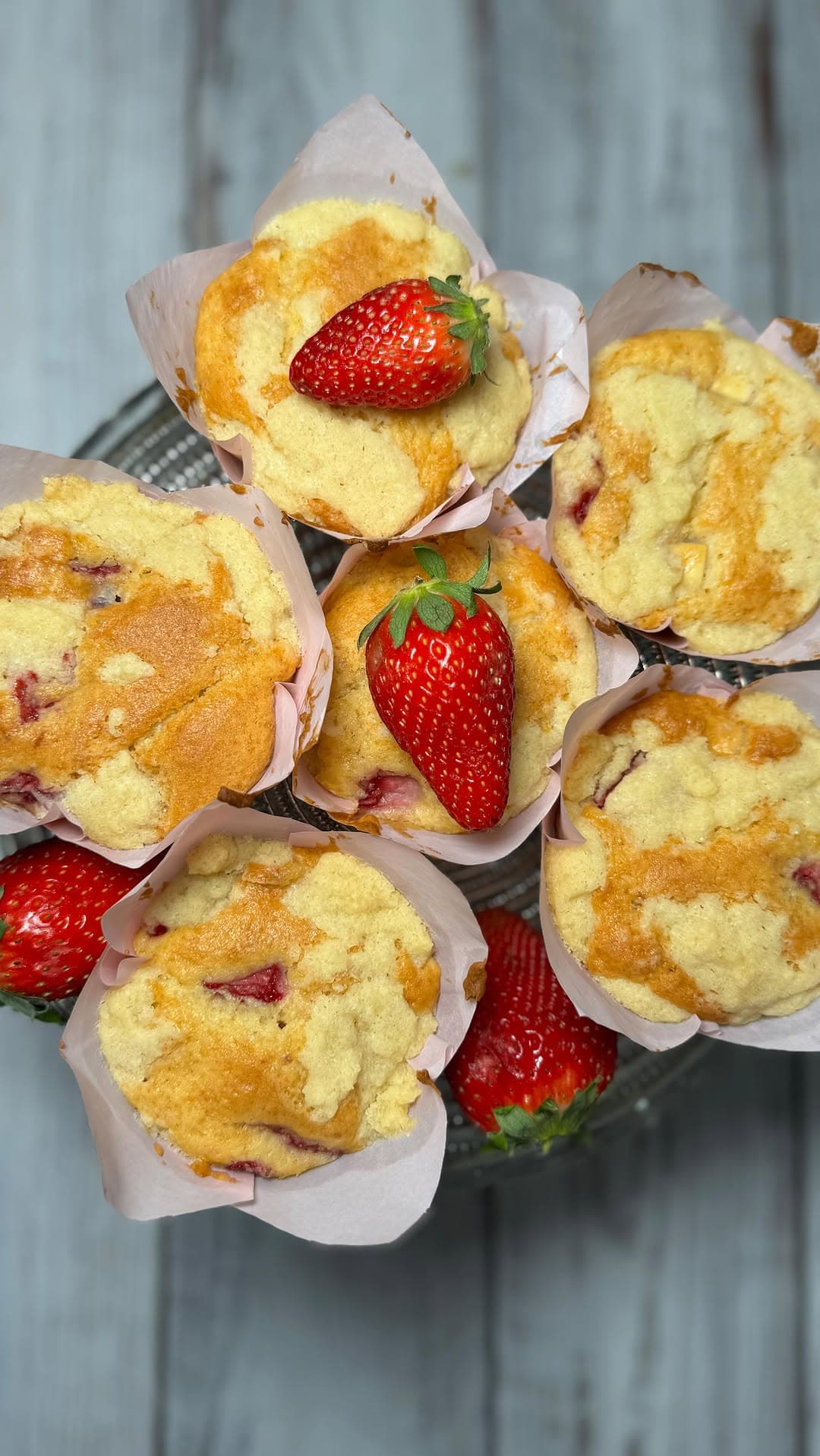 Erdbeer-Weiße-Schokolade-Streusel-Muffins