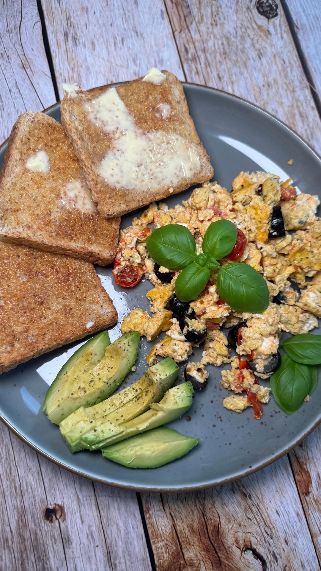 Mediterranes Rührei mit Feta und Tomaten