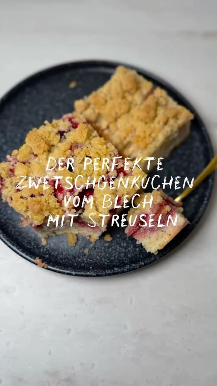Der perfekte Zwetschgenkuchen vom Blech mit Streuseln