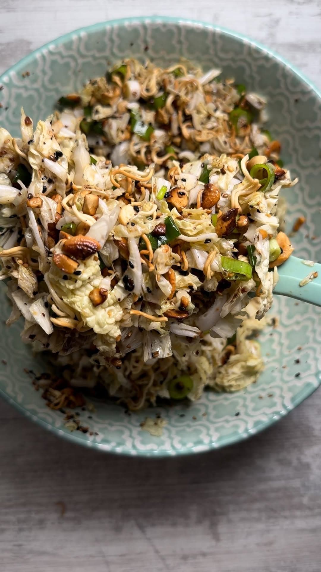 Asia-Chinakohl-Salat mit Cashews und Sesam