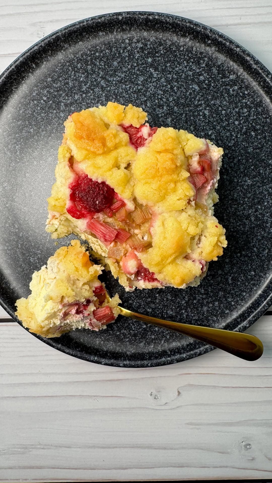 Rhabarber-Käsekuchen mit Himbeeren und Streuseln