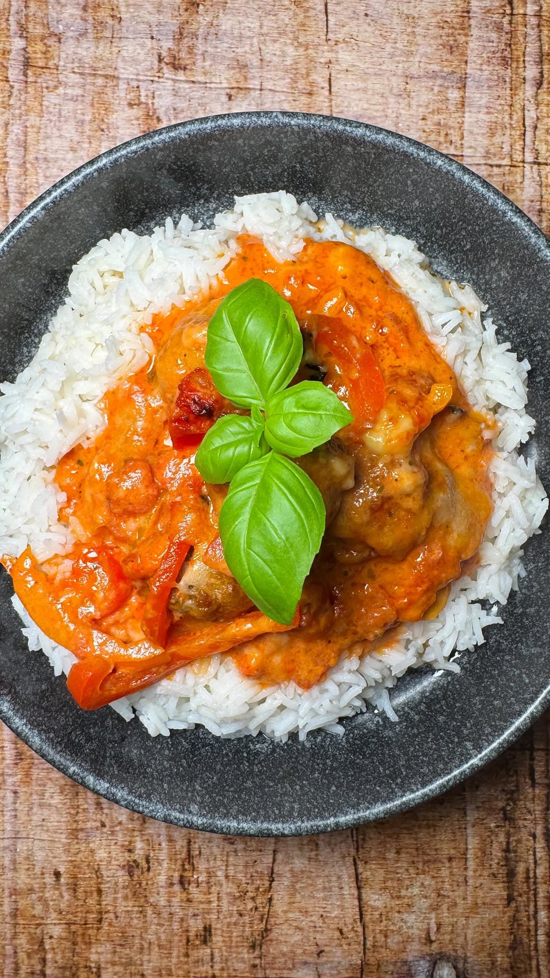 Mediterrane Hackbällchen aus dem Ofen mit Paprika und Mozzarella