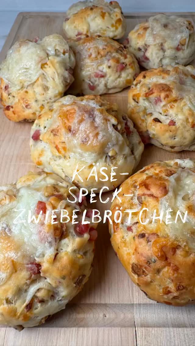 Käse-Speck-Zwiebelbrötchen