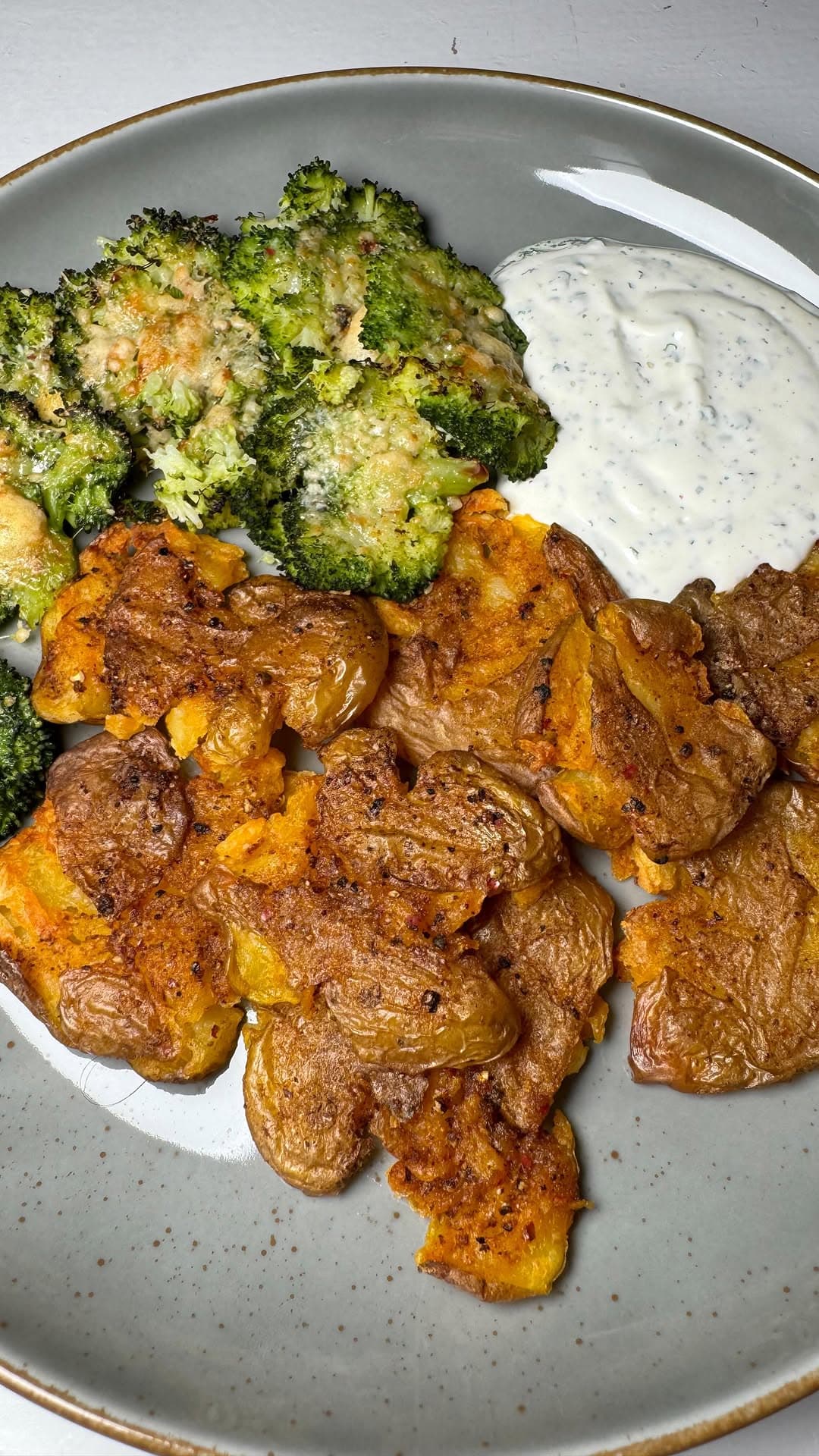 Smashed Potatoes & Broccoli mit Parmesan