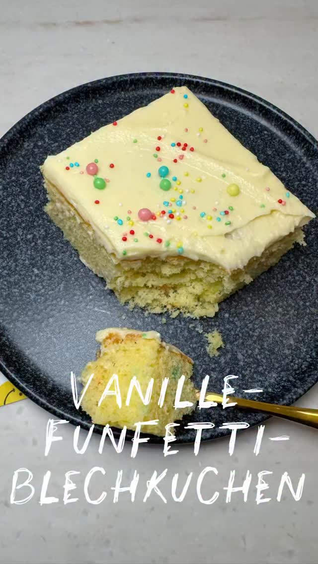 🌈 Vanille-Funfetti-Blechkuchen mit Frischkäsefrosting