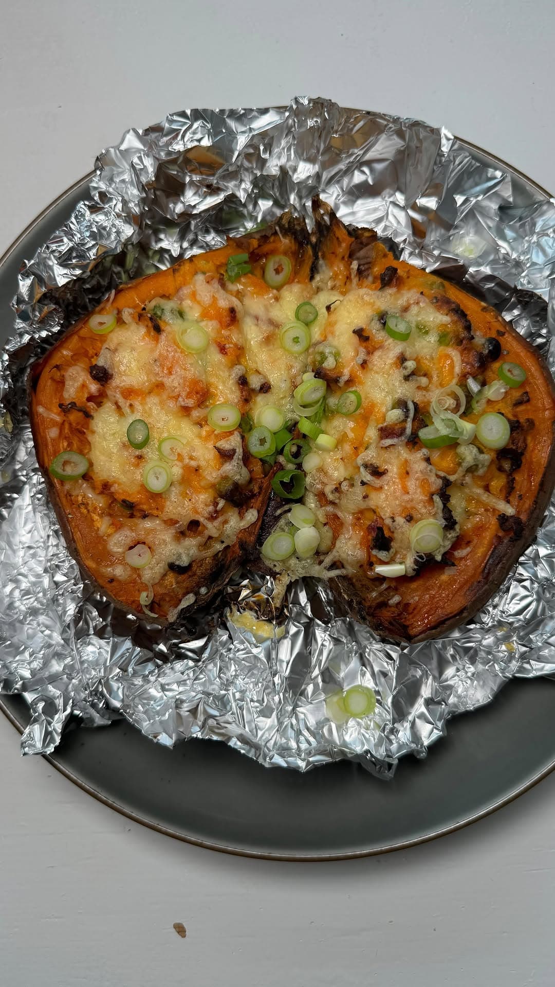 Überbackene Ofen-Süßkartoffeln mit Käse, Erbsen und Kräutern